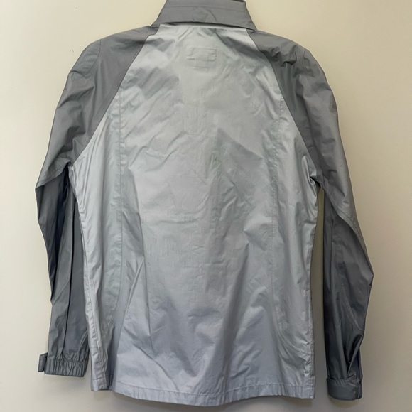 Light weight REI jacket for kids size XL /18 also fit a woman size small - Picture 2 of 3